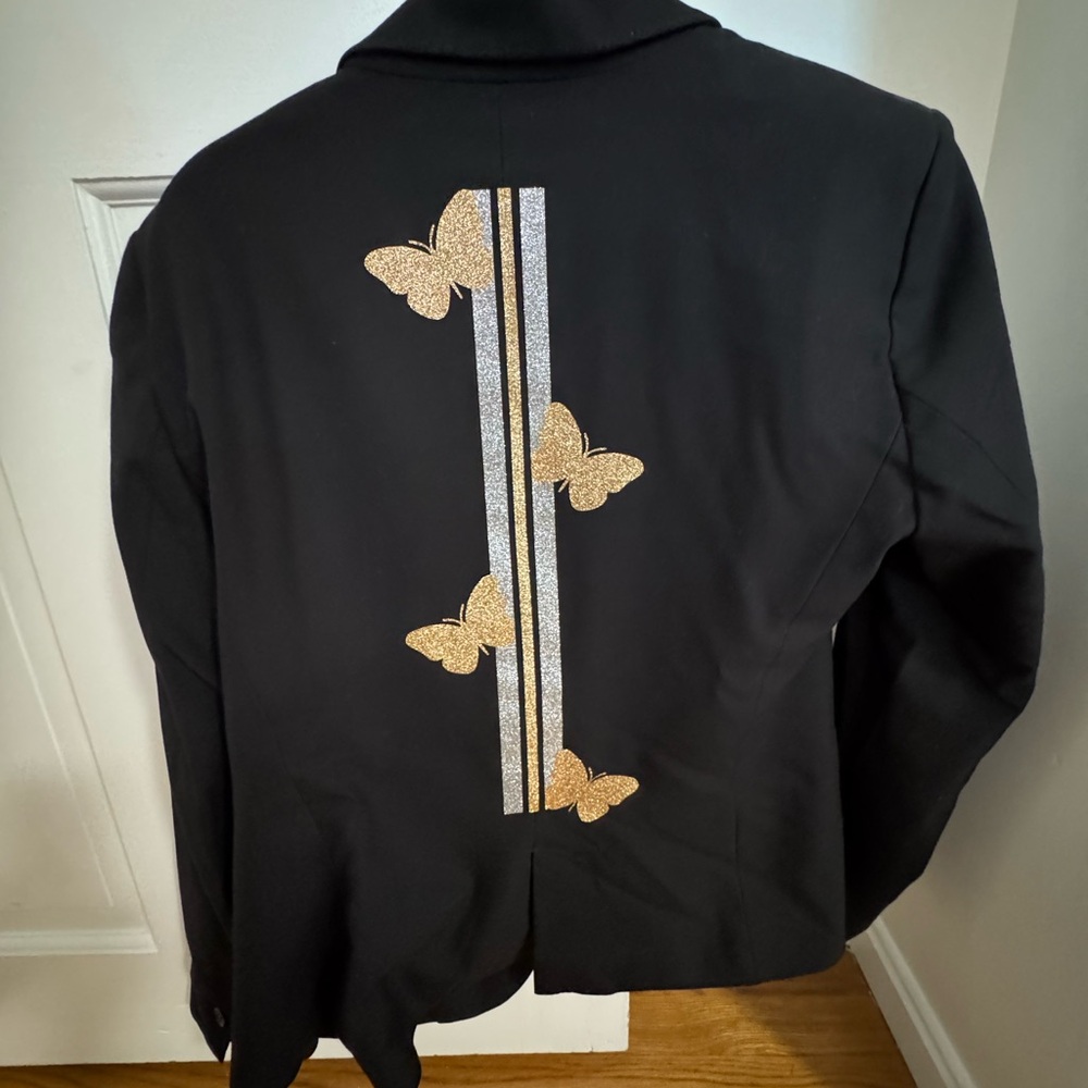 Classic Black Blazer With Structured Silhouette - image 2